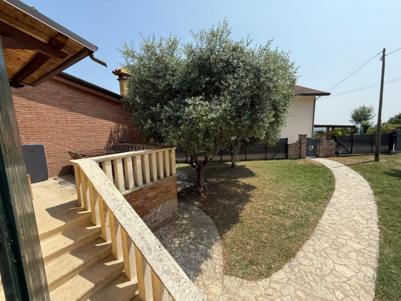 ALB385;Situato in una posizione privilegiata, questo splendido rustico terra-cielo è stato oggett...