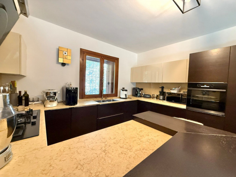 ALB385;Situato in una posizione privilegiata, questo splendido rustico terra-cielo è stato oggett...