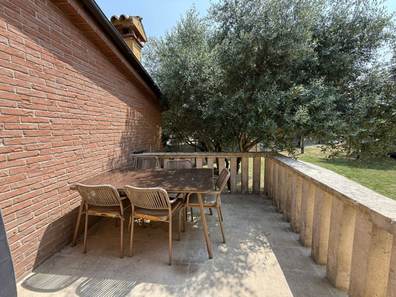 ALB385;Situato in una posizione privilegiata, questo splendido rustico terra-cielo è stato oggett...