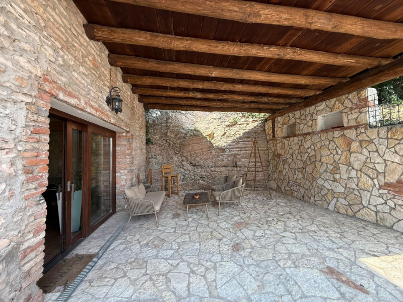 ALB385;Situato in una posizione privilegiata, questo splendido rustico terra-cielo è stato oggett...