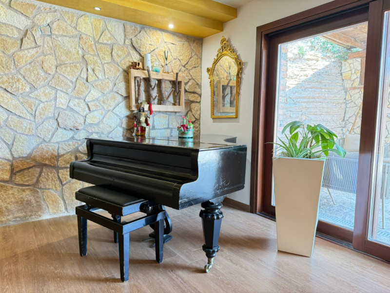 ALB385;Situato in una posizione privilegiata, questo splendido rustico terra-cielo è stato oggett...