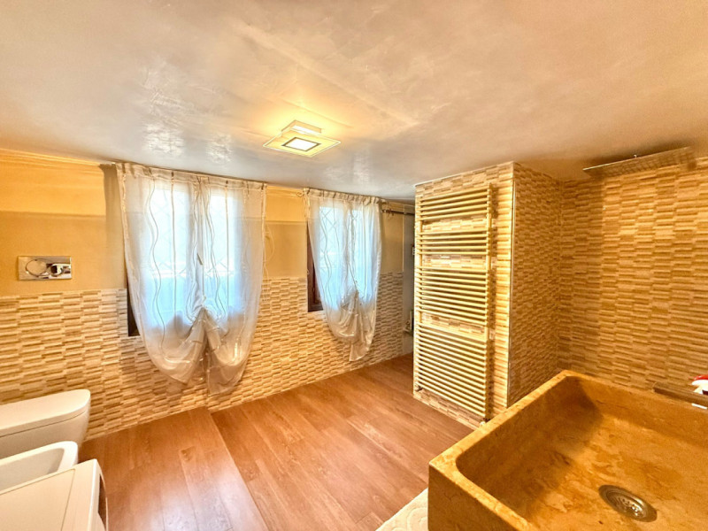 ALB385;Situato in una posizione privilegiata, questo splendido rustico terra-cielo è stato oggett...