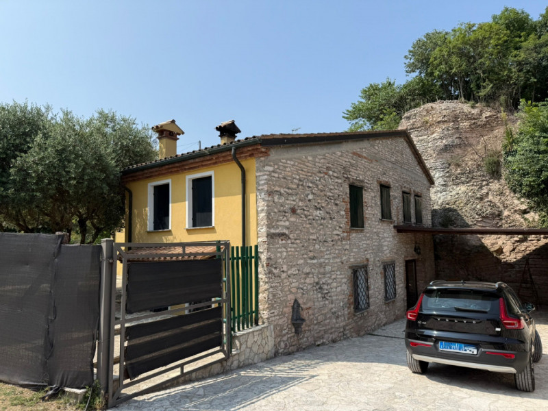 ALB385;Situato in una posizione privilegiata, questo splendido rustico terra-cielo è stato oggett...