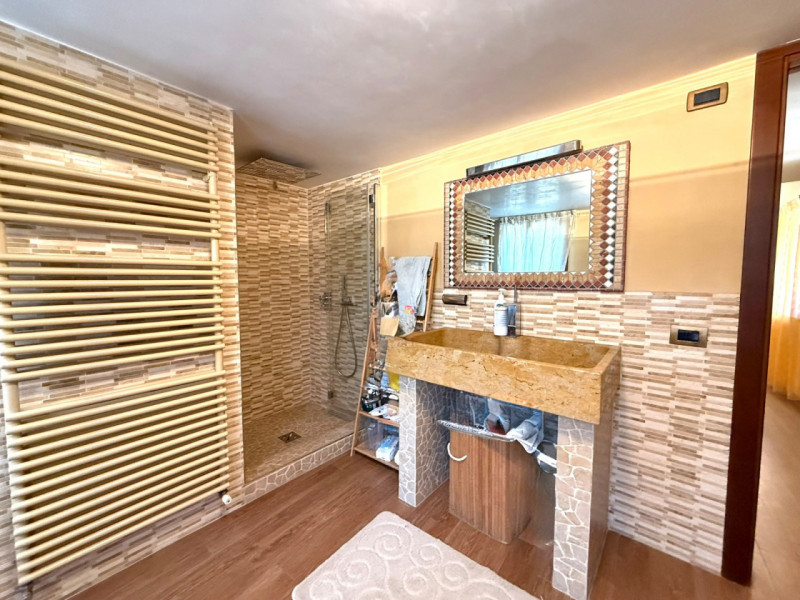 ALB385;Situato in una posizione privilegiata, questo splendido rustico terra-cielo è stato oggett...