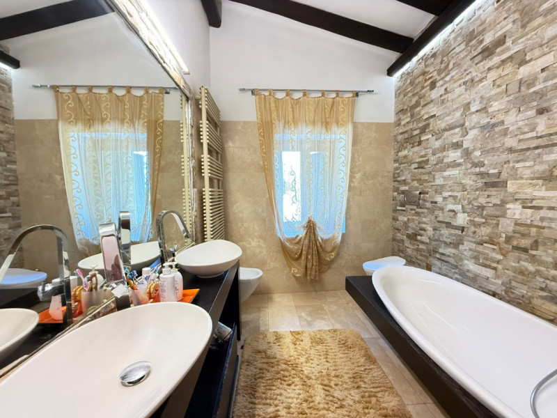 ALB385;Situato in una posizione privilegiata, questo splendido rustico terra-cielo è stato oggett...