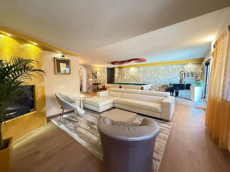 ALB385;Situato in una posizione privilegiata, questo splendido rustico terra-cielo è stato oggett...