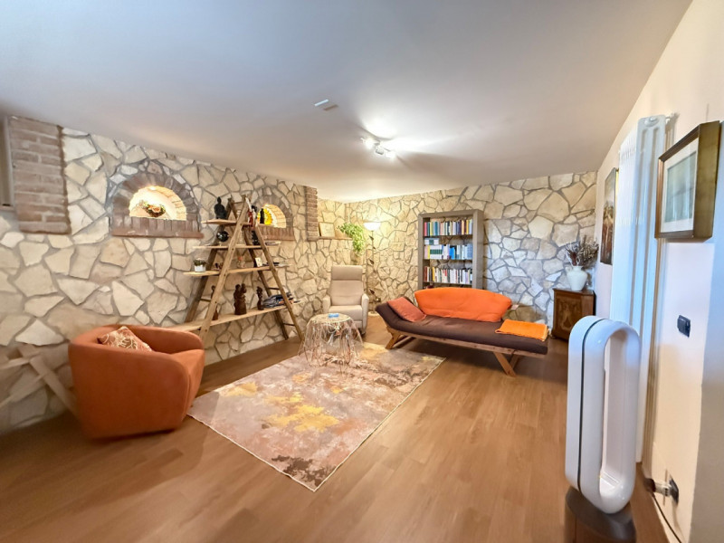 ALB385;Situato in una posizione privilegiata, questo splendido rustico terra-cielo è stato oggett...