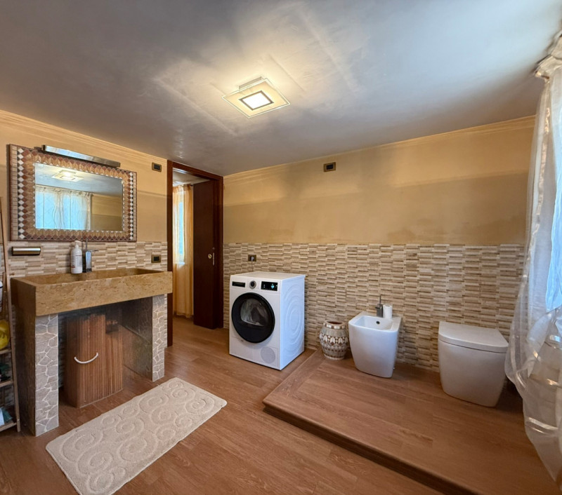 ALB385;Situato in una posizione privilegiata, questo splendido rustico terra-cielo è stato oggett...