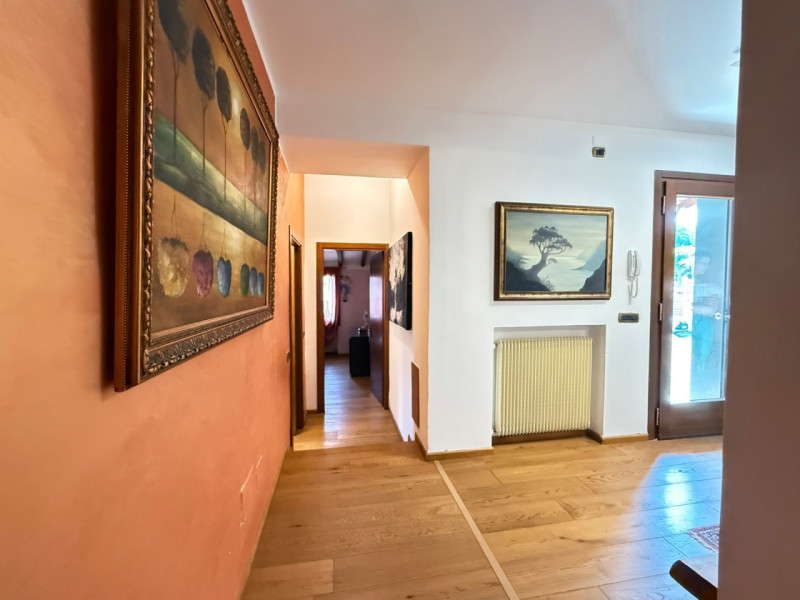 ALB385;Situato in una posizione privilegiata, questo splendido rustico terra-cielo è stato oggett...