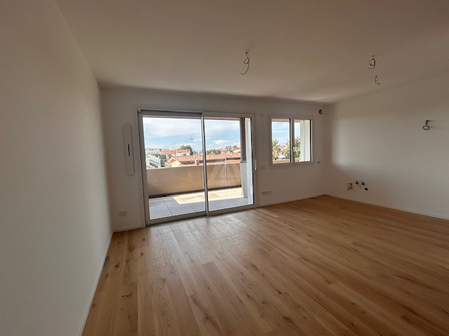 Proponiamo in vendita un elegante attico al secondo e ultimo piano di una palazzina di sole nove ...