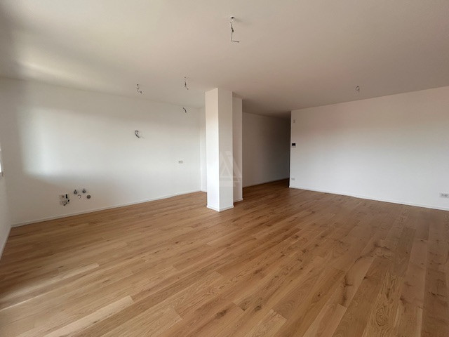 Proponiamo in vendita un elegante attico al secondo e ultimo piano di una palazzina di sole nove ...