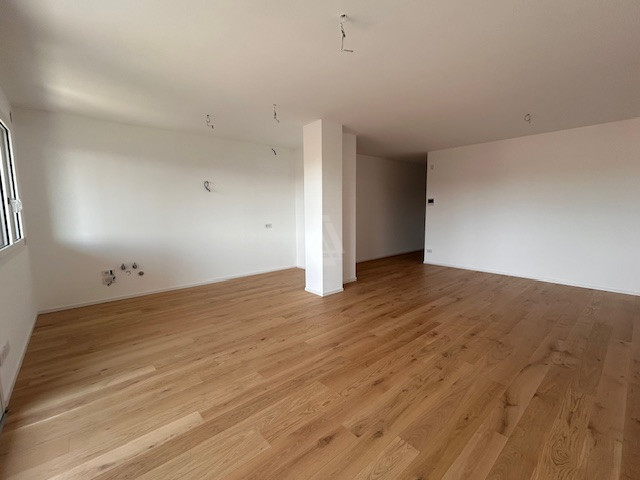 Proponiamo in vendita un elegante attico al secondo e ultimo piano di una palazzina di sole nove ...