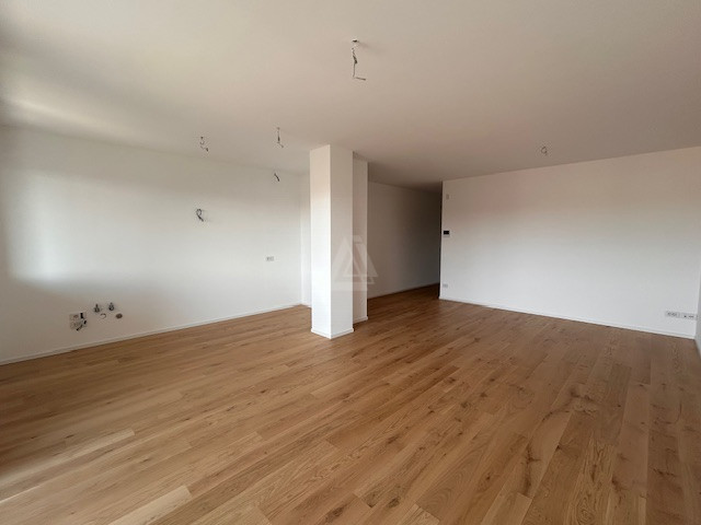 Proponiamo in vendita un elegante attico al secondo e ultimo piano di una palazzina di sole nove ...