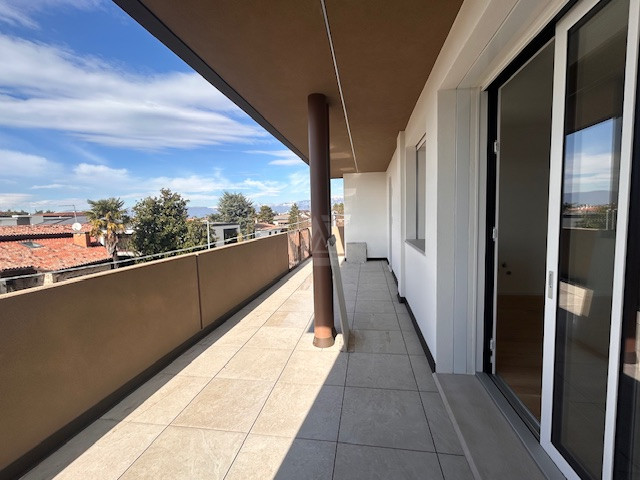 Proponiamo in vendita un elegante attico al secondo e ultimo piano di una palazzina di sole nove ...