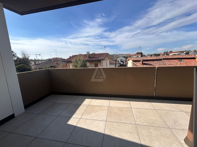 Proponiamo in vendita un elegante attico al secondo e ultimo piano di una palazzina di sole nove ...