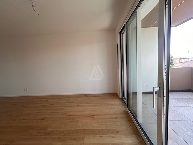 Proponiamo in vendita un elegante attico al secondo e ultimo piano di una palazzina di sole nove ...