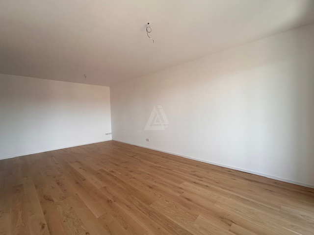 Proponiamo in vendita un elegante attico al secondo e ultimo piano di una palazzina di sole nove ...