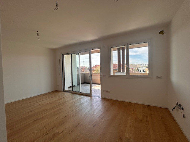 Proponiamo in vendita un elegante attico al secondo e ultimo piano di una palazzina di sole nove ...