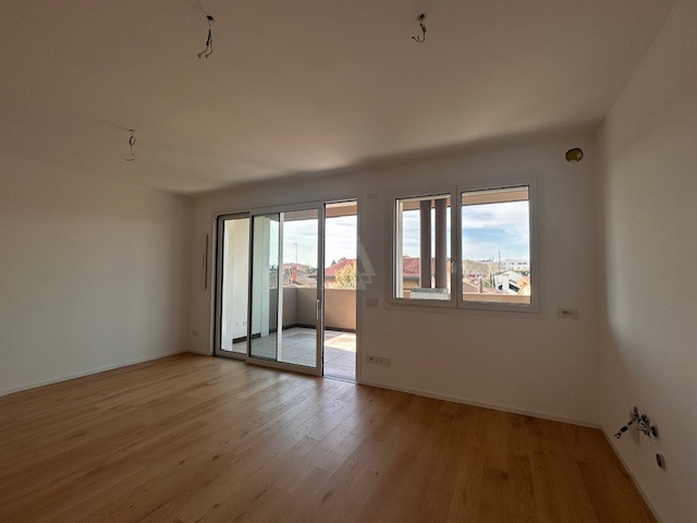 Proponiamo in vendita un elegante attico al secondo e ultimo piano di una palazzina di sole nove ...