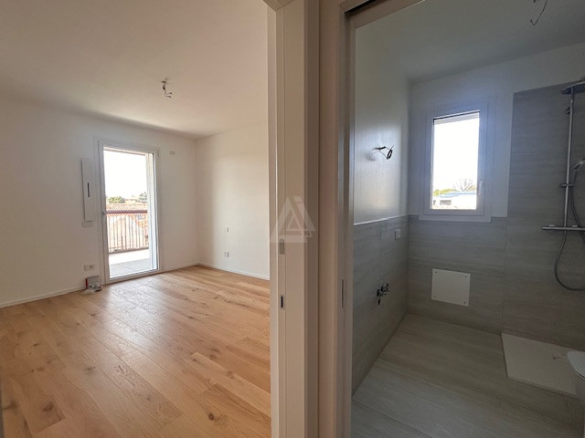 Proponiamo in vendita un elegante attico al secondo e ultimo piano di una palazzina di sole nove ...