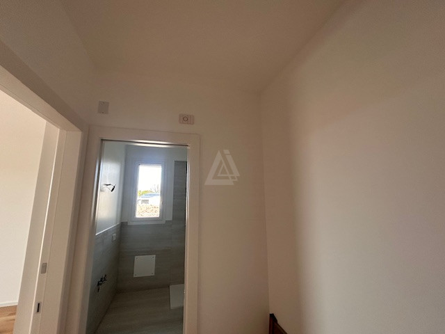 Proponiamo in vendita un elegante attico al secondo e ultimo piano di una palazzina di sole nove ...