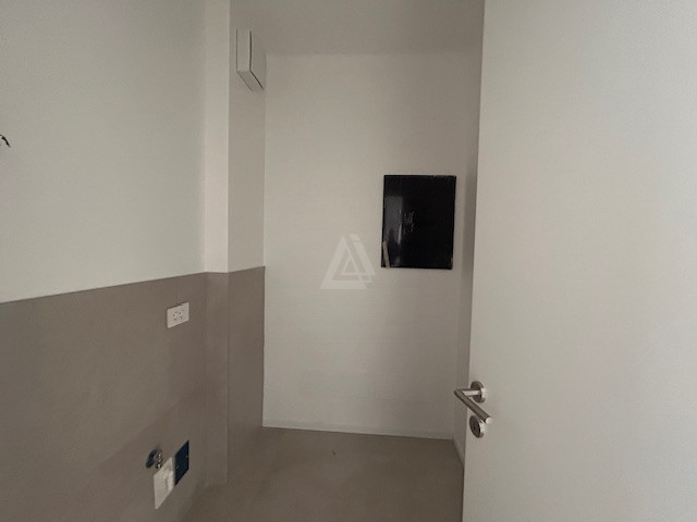 Proponiamo in vendita un elegante attico al secondo e ultimo piano di una palazzina di sole nove ...
