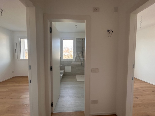 Proponiamo in vendita un elegante attico al secondo e ultimo piano di una palazzina di sole nove ...