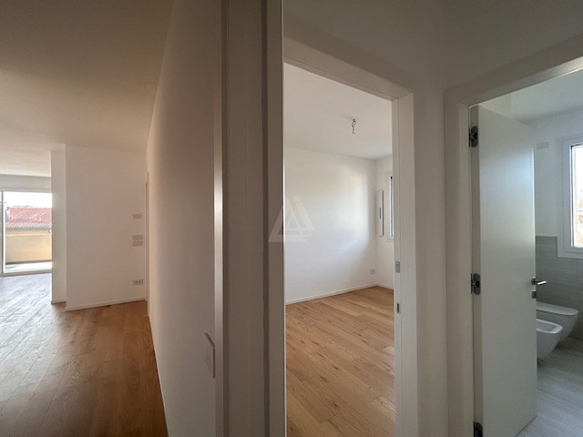 Proponiamo in vendita un elegante attico al secondo e ultimo piano di una palazzina di sole nove ...