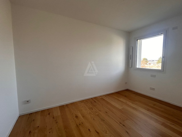 Proponiamo in vendita un elegante attico al secondo e ultimo piano di una palazzina di sole nove ...