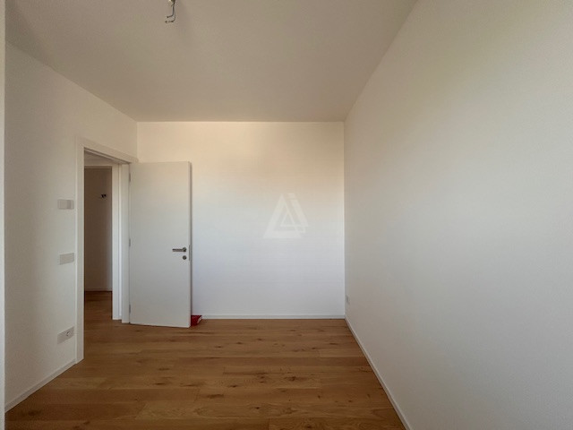 Proponiamo in vendita un elegante attico al secondo e ultimo piano di una palazzina di sole nove ...