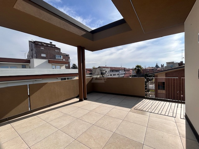 Proponiamo in vendita un elegante attico al secondo e ultimo piano di una palazzina di sole nove ...