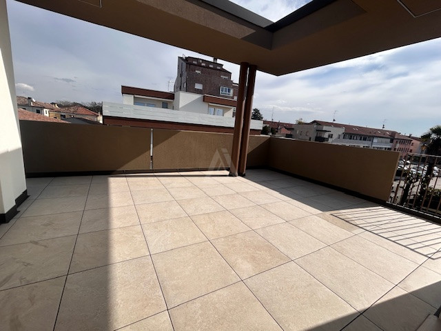 Proponiamo in vendita un elegante attico al secondo e ultimo piano di una palazzina di sole nove ...