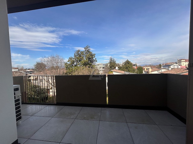 Proponiamo in vendita un elegante attico al secondo e ultimo piano di una palazzina di sole nove ...