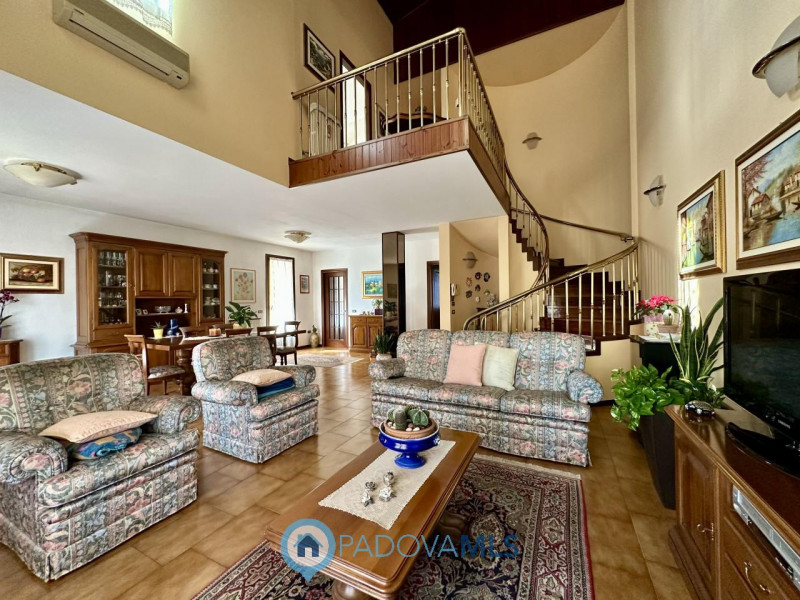 Elegante bifamiliare spaziosa e luminosa nel cuore del paese.

Immobile in esclusiva al Gruppo Pa...