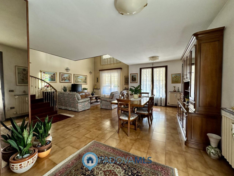 Elegante bifamiliare spaziosa e luminosa nel cuore del paese.

Immobile in esclusiva al Gruppo Pa...