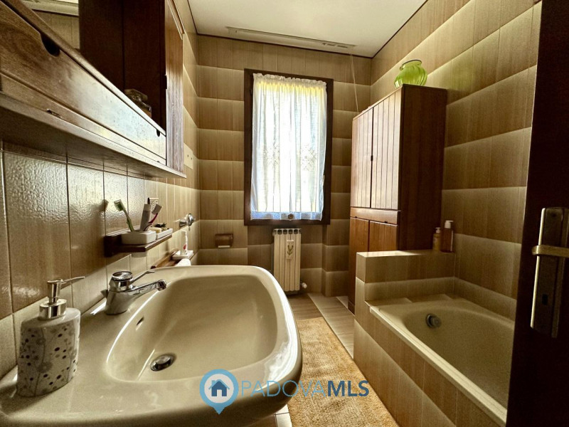 Elegante bifamiliare spaziosa e luminosa nel cuore del paese.

Immobile in esclusiva al Gruppo Pa...