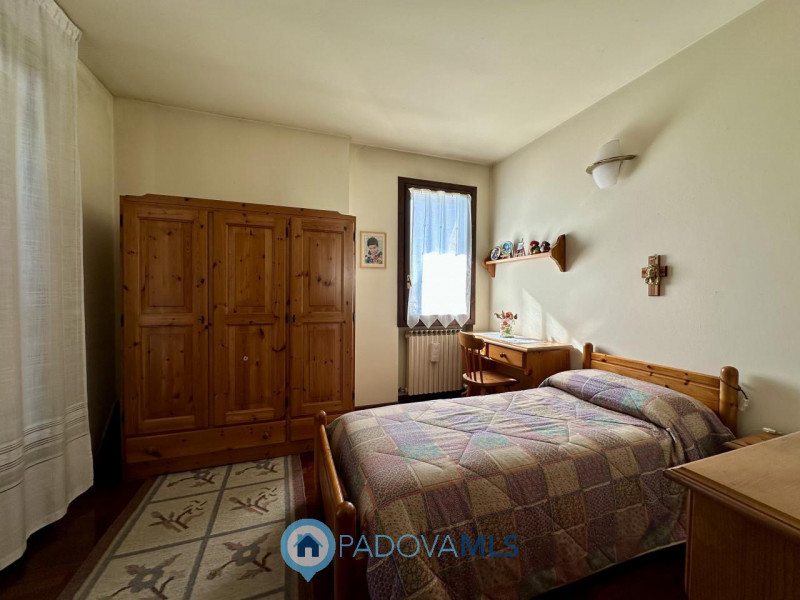 Elegante bifamiliare spaziosa e luminosa nel cuore del paese.

Immobile in esclusiva al Gruppo Pa...