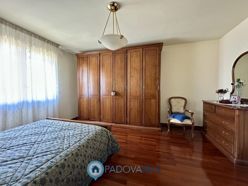 Elegante bifamiliare spaziosa e luminosa nel cuore del paese.

Immobile in esclusiva al Gruppo Pa...