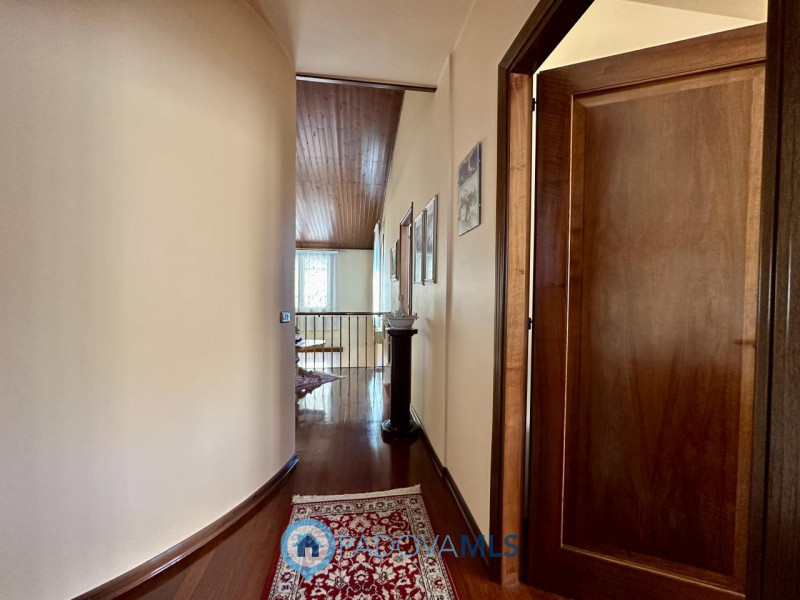 Elegante bifamiliare spaziosa e luminosa nel cuore del paese.

Immobile in esclusiva al Gruppo Pa...