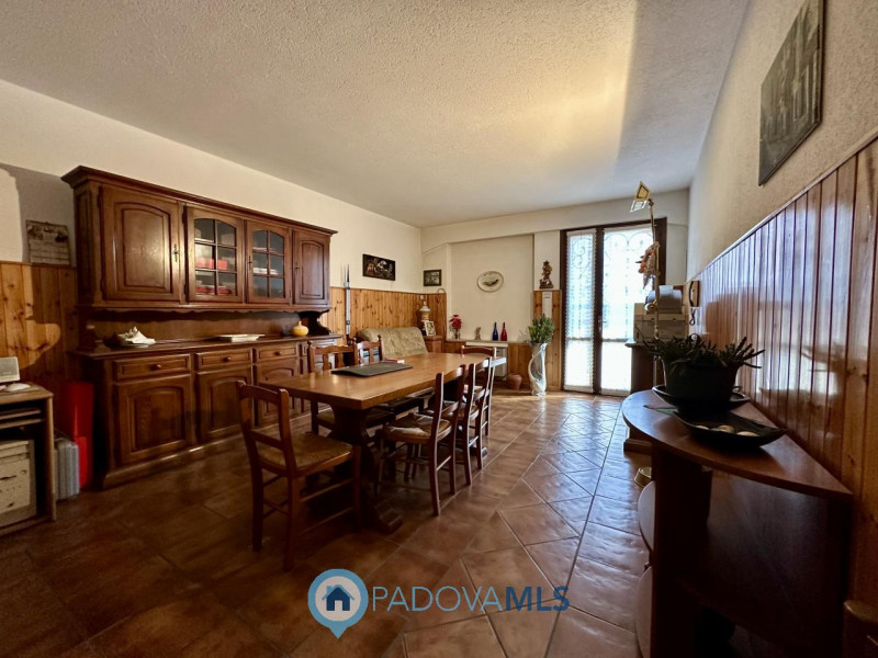 Elegante bifamiliare spaziosa e luminosa nel cuore del paese.

Immobile in esclusiva al Gruppo Pa...