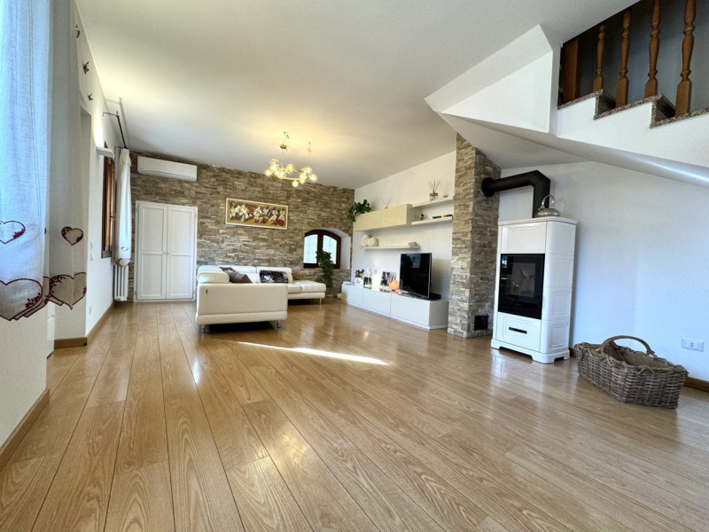 ELEGANTE CASA INDIPENDENTE CON SPAZIO ESTERNO DI PROPRIETA'

Per info e appuntamenti Immobiliare ...