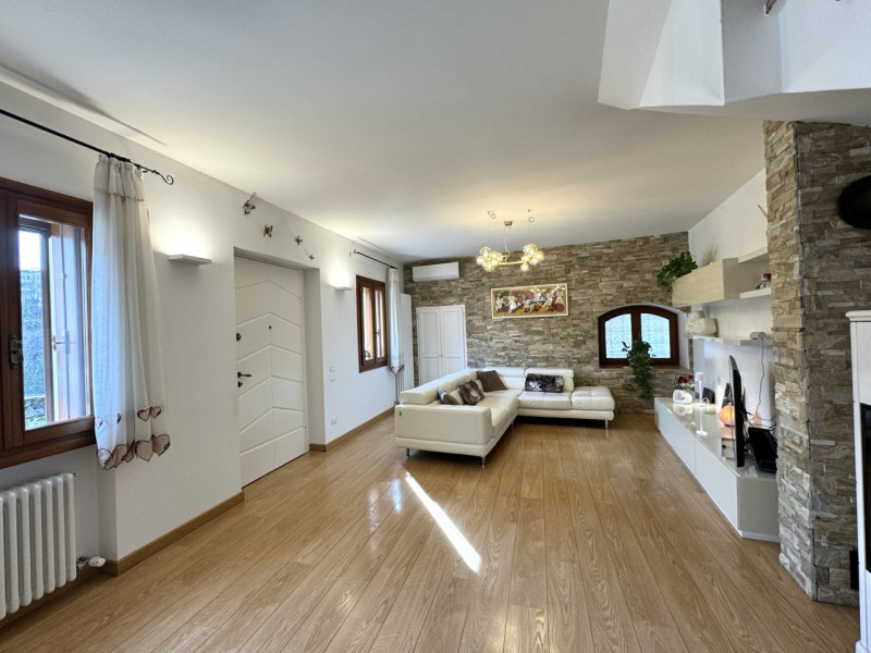 ELEGANTE CASA INDIPENDENTE CON SPAZIO ESTERNO DI PROPRIETA'

Per info e appuntamenti Immobiliare ...