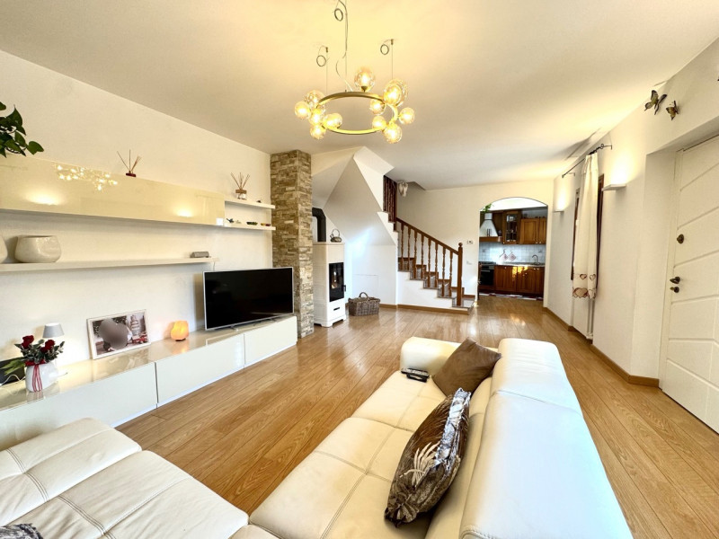 ELEGANTE CASA INDIPENDENTE CON SPAZIO ESTERNO DI PROPRIETA'

Per info e appuntamenti Immobiliare ...