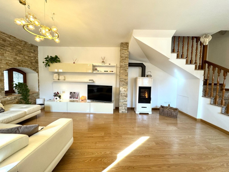 ELEGANTE CASA INDIPENDENTE CON SPAZIO ESTERNO DI PROPRIETA'

Per info e appuntamenti Immobiliare ...