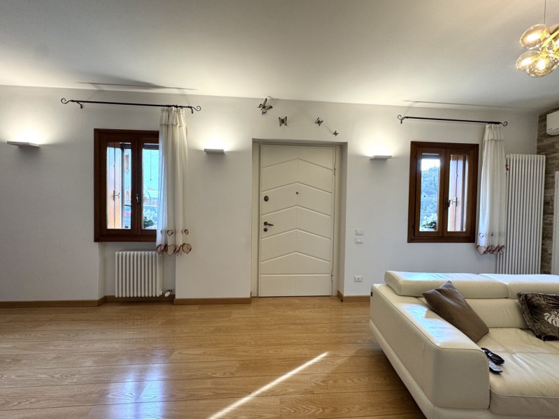 ELEGANTE CASA INDIPENDENTE CON SPAZIO ESTERNO DI PROPRIETA'

Per info e appuntamenti Immobiliare ...
