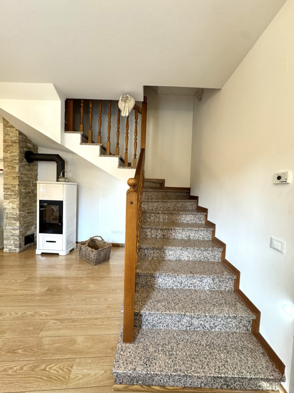 ELEGANTE CASA INDIPENDENTE CON SPAZIO ESTERNO DI PROPRIETA'

Per info e appuntamenti Immobiliare ...