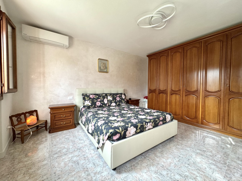 ELEGANTE CASA INDIPENDENTE CON SPAZIO ESTERNO DI PROPRIETA'

Per info e appuntamenti Immobiliare ...