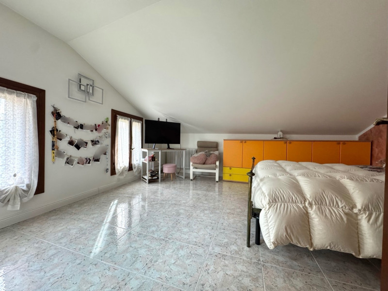 ELEGANTE CASA INDIPENDENTE CON SPAZIO ESTERNO DI PROPRIETA'

Per info e appuntamenti Immobiliare ...