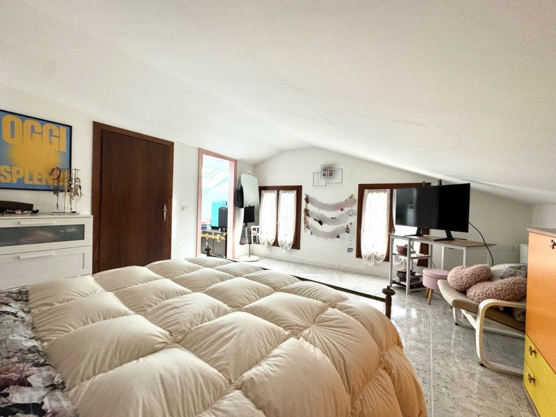 ELEGANTE CASA INDIPENDENTE CON SPAZIO ESTERNO DI PROPRIETA'

Per info e appuntamenti Immobiliare ...