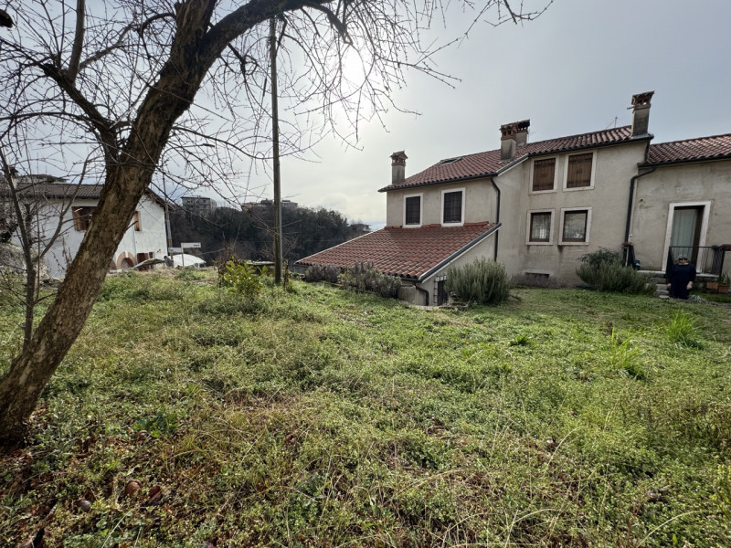 ELEGANTE CASA INDIPENDENTE CON SPAZIO ESTERNO DI PROPRIETA'

Per info e appuntamenti Immobiliare ...